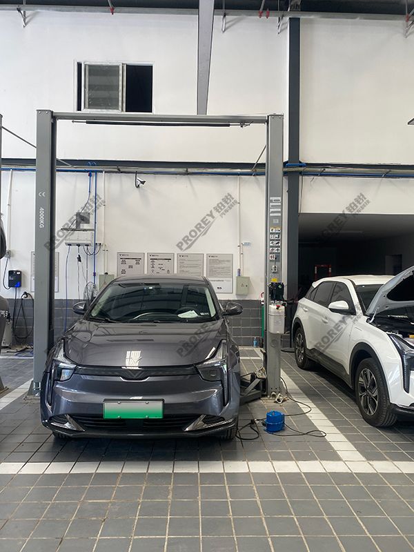 湖北哪吒4S店-武汉哪吒汽车-龙门举升机01